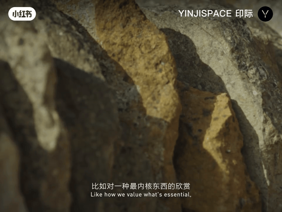石墙微距，斜射光在粗粝纹理上打出金褐色光带