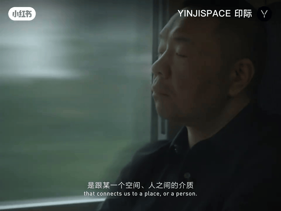 视频开篇：班兰方人物靠窗沉思，窗外是运动的雨雾田野