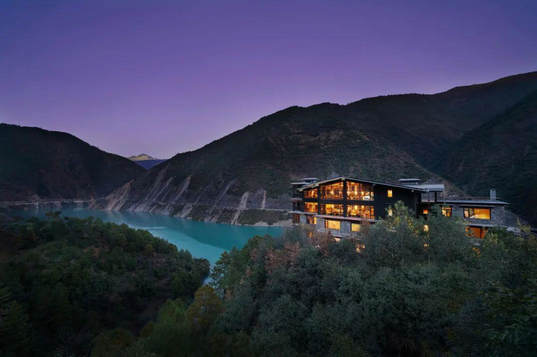丙中洛 · 蓝调暮色山居与江湾，"成为风景的一部分，而非突兀的符号"