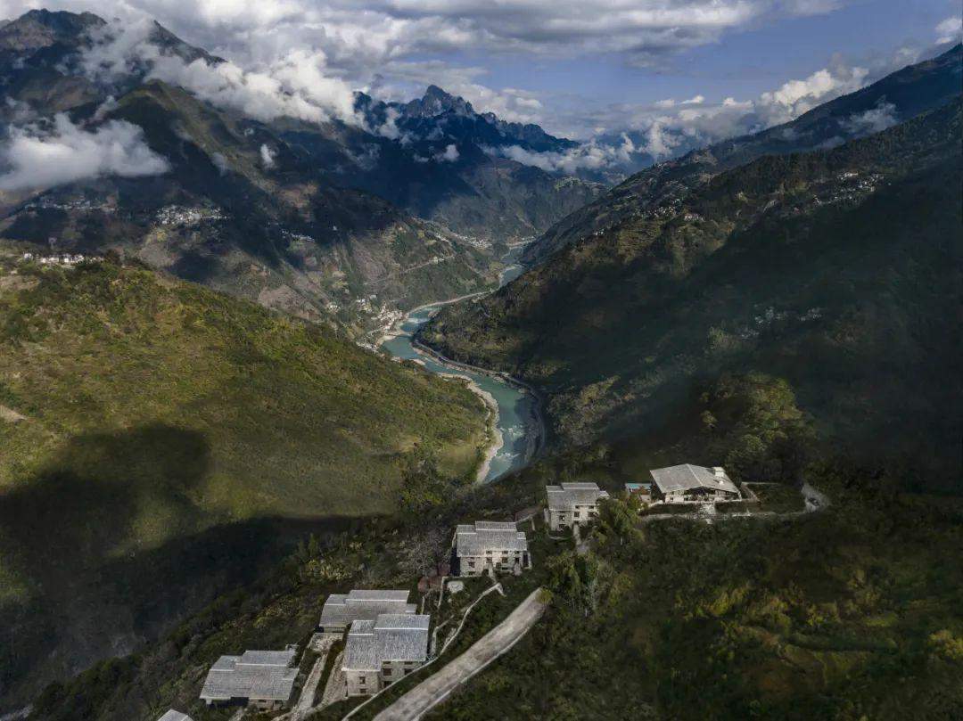 丙中洛 · 航拍石屋群与怒江峡谷，建筑不超过三层、如扇面展开