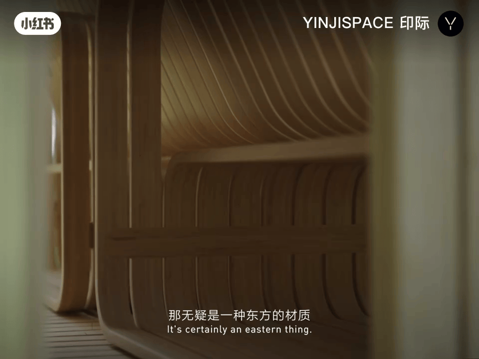 竹环结构框式构图特写，暖调侧光拉出平行阴影