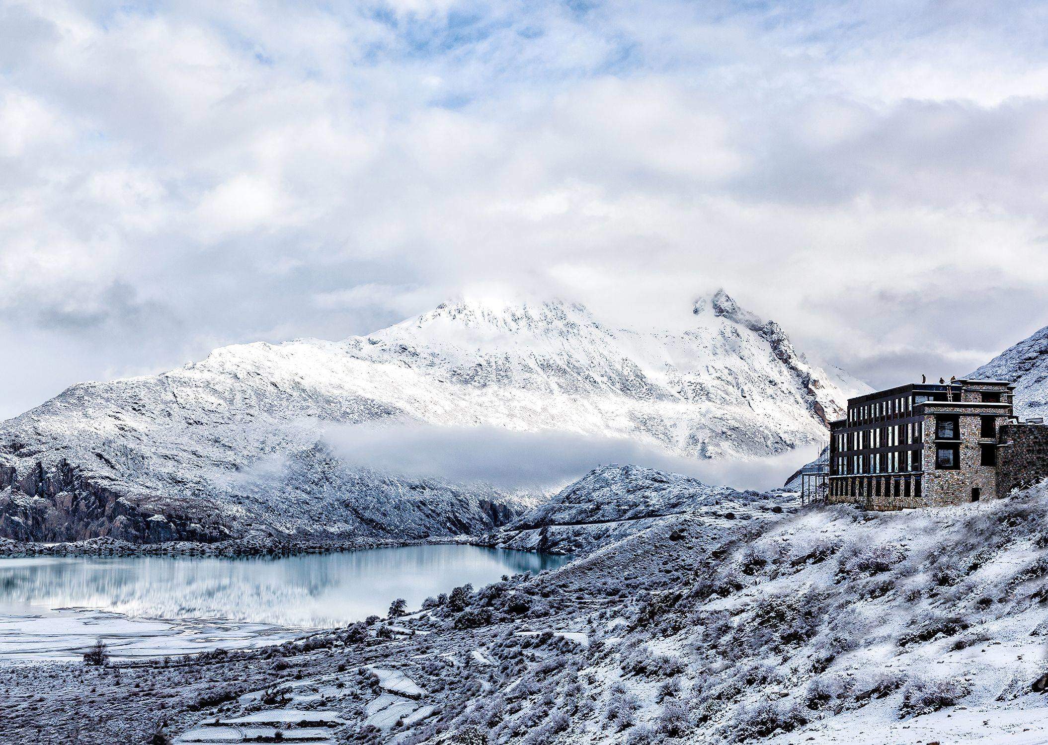 雪后然乌湖全景