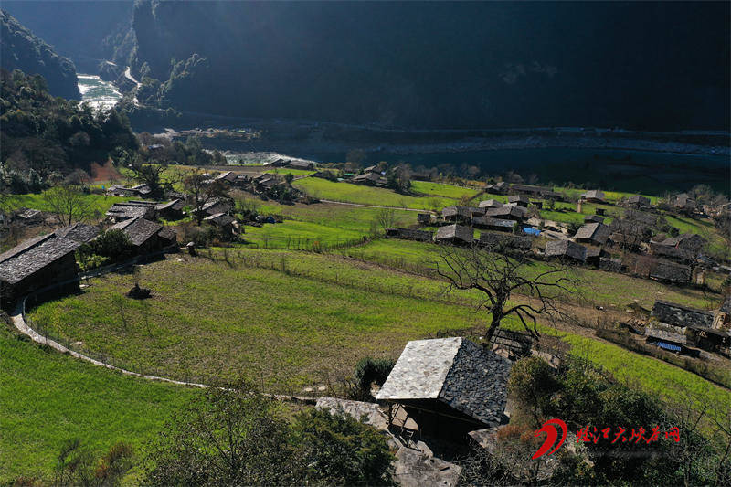 雾里村全景：怒江河谷坡地上的怒族木楞房村落，石板屋顶、梯田与峡谷阴影