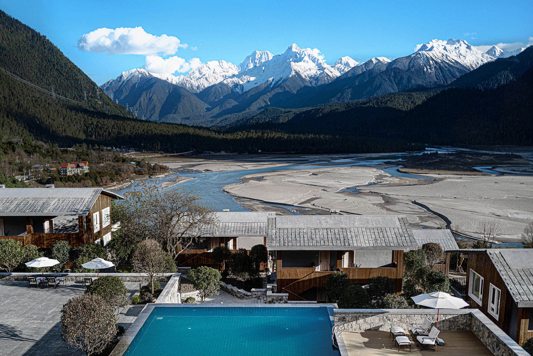 波密林卡 · 泳池远眺雪山，建筑"隐没于森林和草甸中"